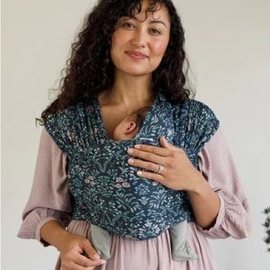 *NWT  Winterbloom solly wrap